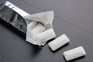 Co se stane po spolknutí žvýkačky? Rodiče většinu z nás strašili, že nám v těle zůstane dalších 7 let – realita je ale jinde